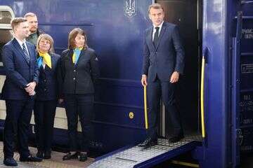 מקרון יורד מהרכבת בקייב , רויטרס