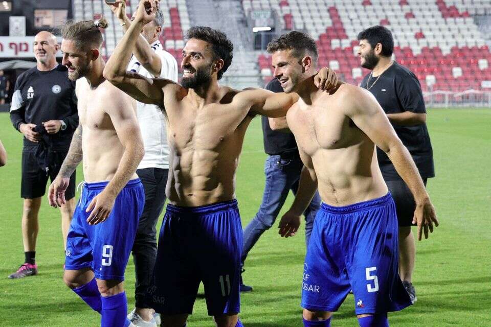 אוחנה חוגג הישארות עם החברים , אלן שיבר