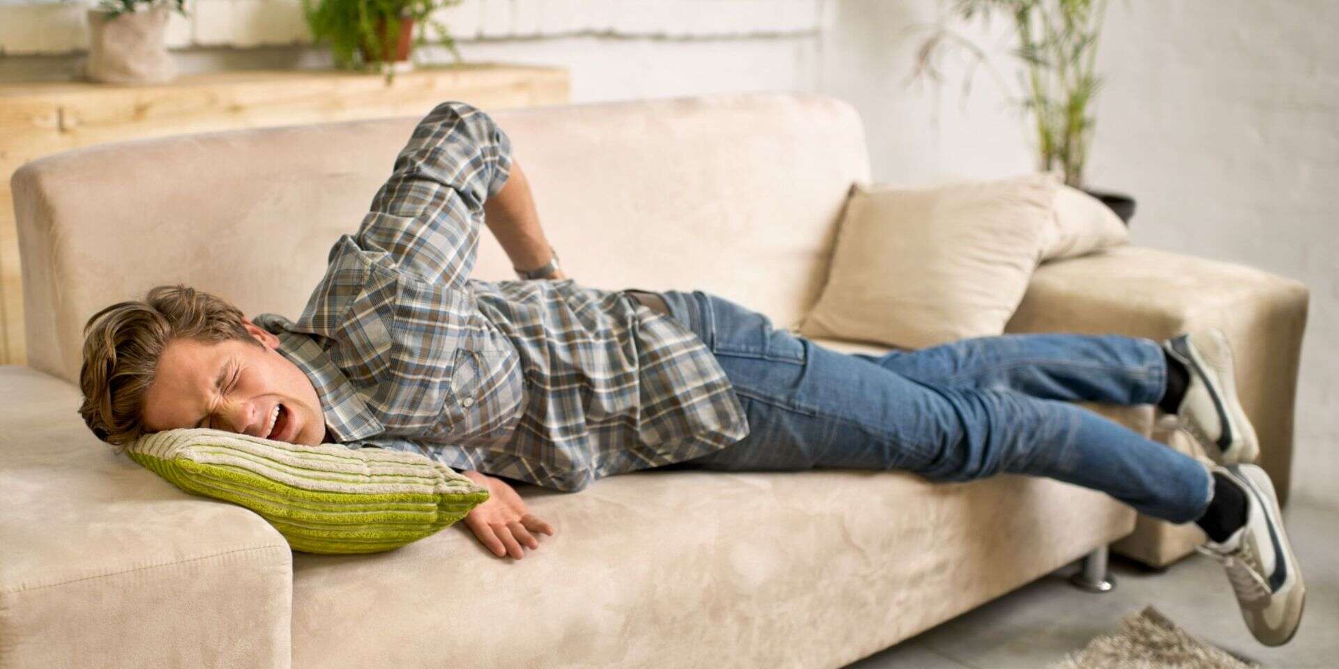 ספה שינה כאבי גב , istockphoto
