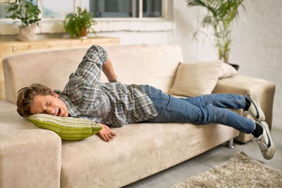 ספה שינה כאבי גב , istockphoto