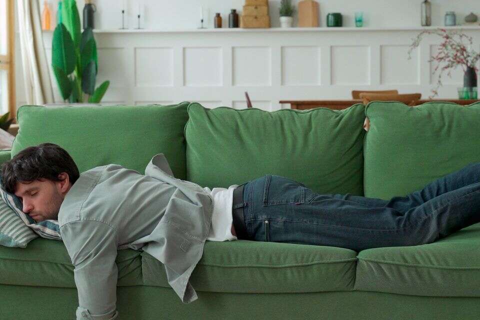 שינה ספה כאבי גב , istockphoto