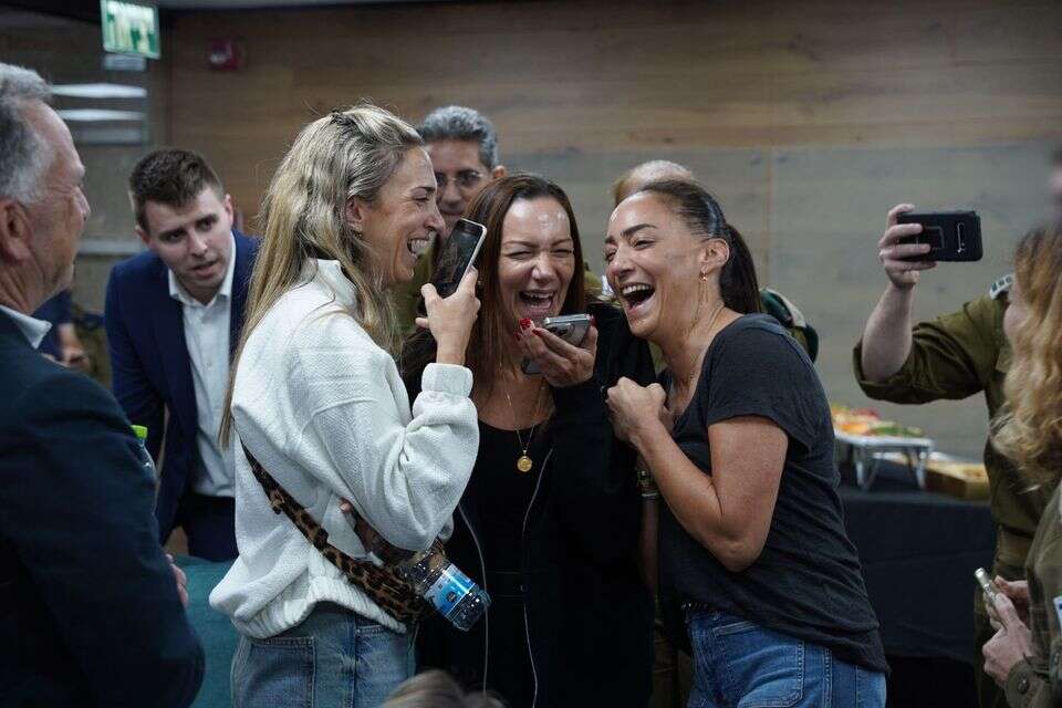 יעל אלכסנדר בשיחה ראשונה עם בנה, סמ״ר עידן אלכסנדר, בנקודת הקליטה הראשונית , דובר צה"ל