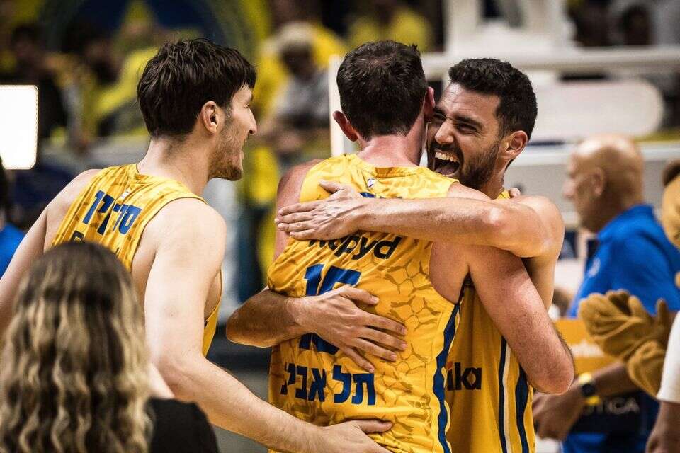 רפי מנקו, ג'ייק כהן ורומן סורקין חוגגים , עודד קרני