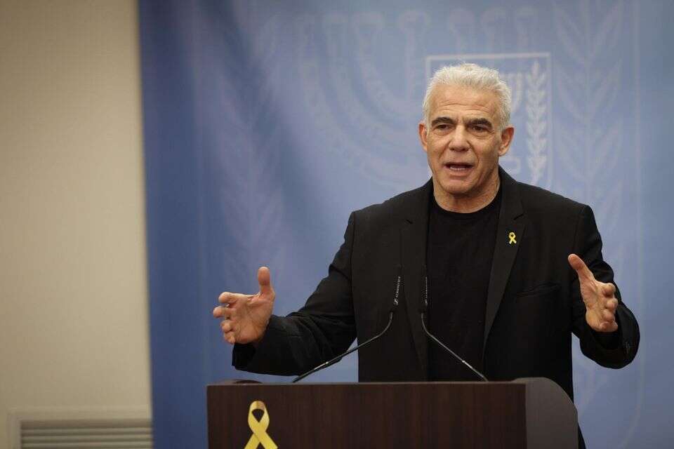 יוצא להגנתה של ליהיא אישתו. יאיר לפיד , אורן בן חקון