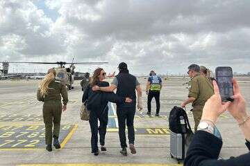 הוריו של עידן אלכנסדר נחתו בארץ , ללא קרדיט