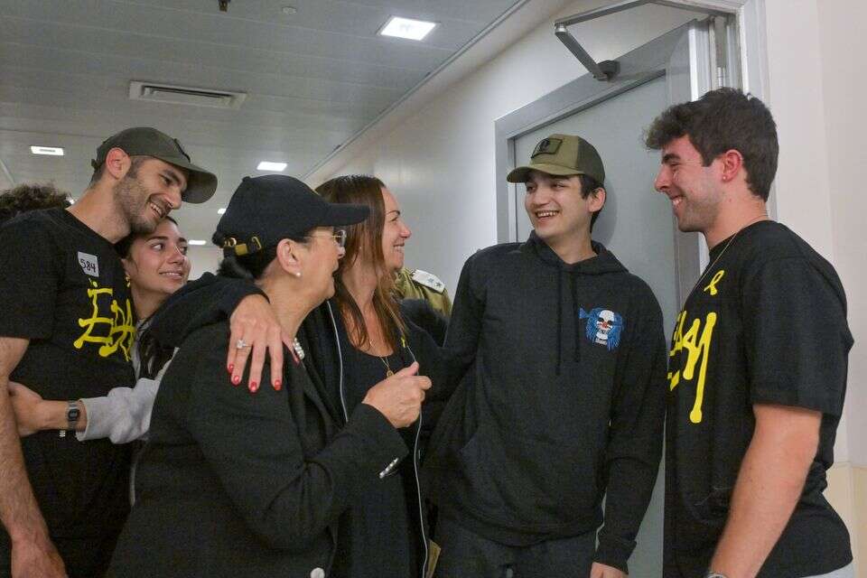 סמ"ר עידן אלכסנדר במפגש המרגש עם בני משפחתו, בהגעתו לבית החולים איכילוב , קובי גדעון/ לע"מ