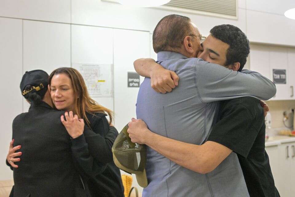 סמ"ר עידן אלכסנדר במפגש המרגש עם בני משפחתו, בהגעתו לבית החולים איכילוב , קובי גדעון/ לע"מ