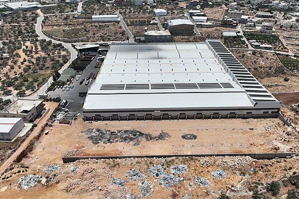 המבנה הבלתי חוקי ,