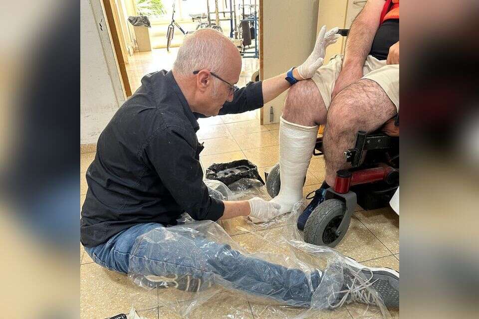 מיכאל אלכסנדר ,בעל בית מלאכה, בעת התאמת סד , נמרוד גליקמן