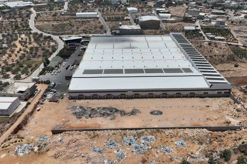 המפעל הענק שנבנה ללא היתר בשומרון - 170 מטר בלבד מגדר ההפרדה , רגבים