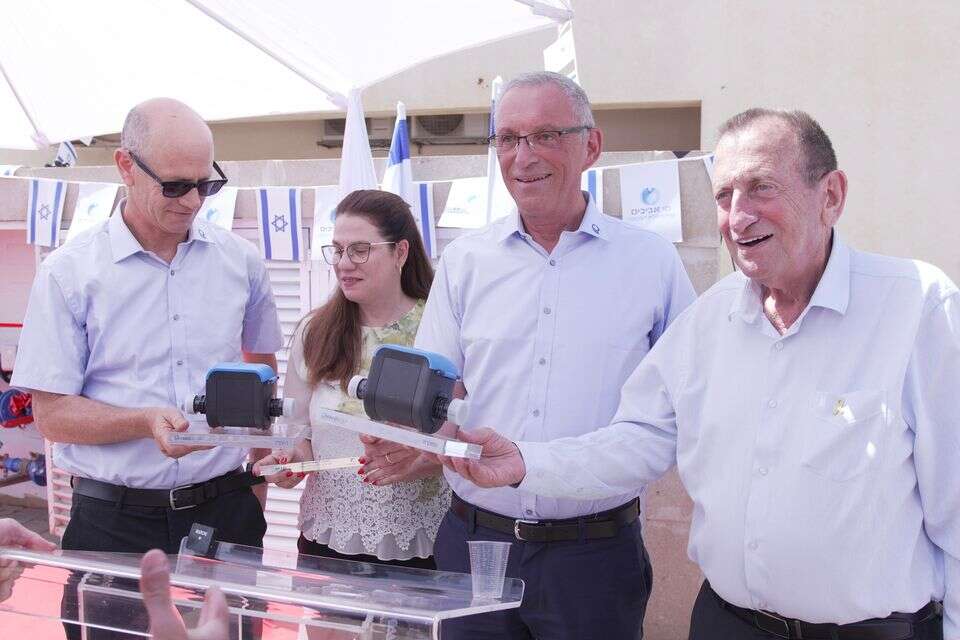 מימין לשמאל: ראש עיריית תל אביב-יפו רון חולדאי, מנכ״ל קבוצת ארד גבי ינקוביץ, מנכ״לית תאגיד מי אביבים רוסקה ניקולאיב, סמנכ״ל שיווק ישראל ארד רגב ינאי , גילן שושן