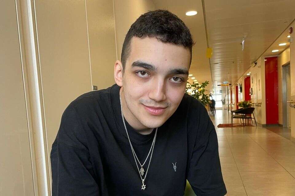עידן אלכסנדר עונד את השרשרת , ללא