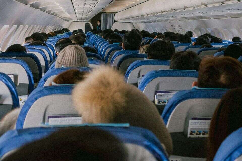 לבסוף שוטרים הורידו את האישה ואת בעלה מהמטוס , minyeong-jeong--unsplash