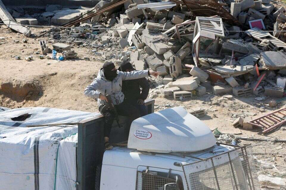 חמושי חמאס משתלטים על משאית המובילה סיור הומניטרי , רויטרס