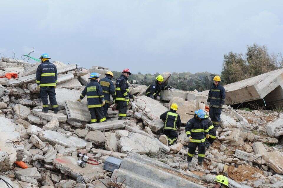 פריצת דרך: מערכת AI חדשה משיגה דיוק שיא בחיזוי רעידות אדמה וצונאמי