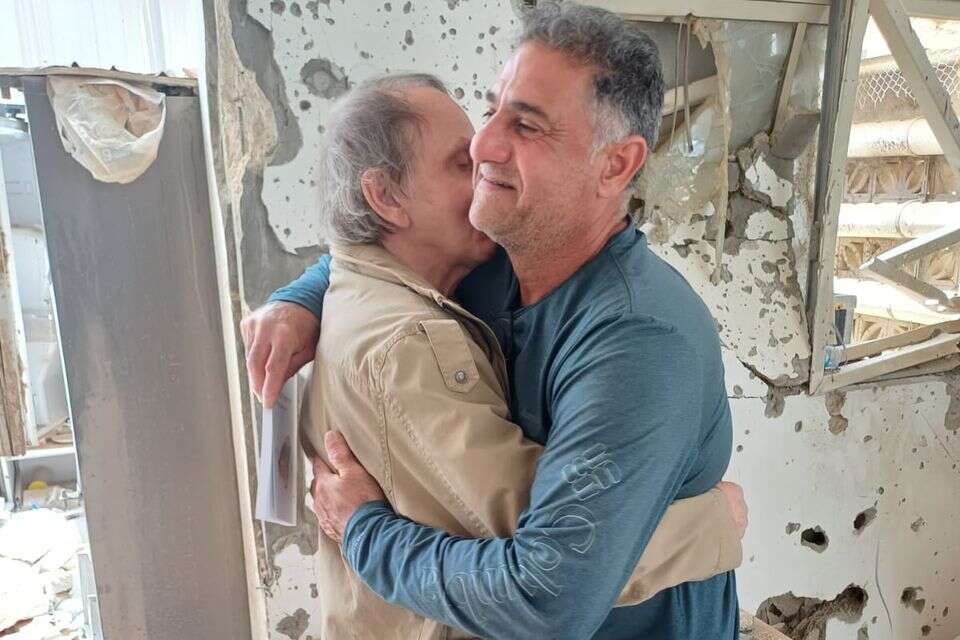 וולבק מחבק את רוני ברוך, אביהם של עידן וסהר ברוך ז"ל , דוברות קיבוץ בארי