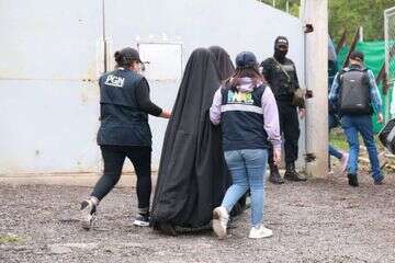 נשים מכת לב טהור מלוות בשוטרות בגואטמלה , משטרת גואטמלה