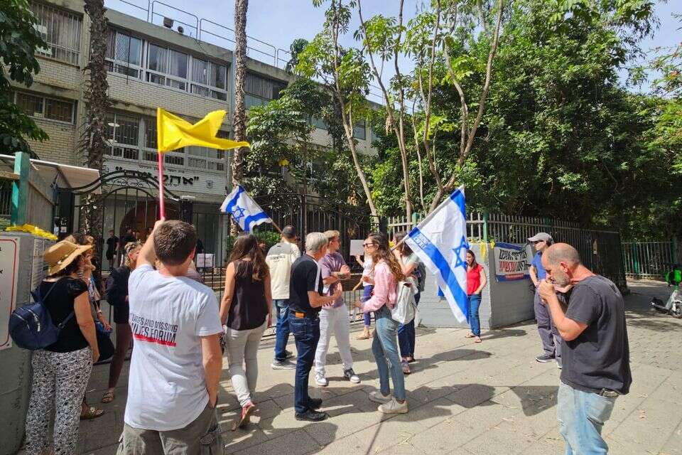 המחאה מחוץ לבית הספר , עידן וגנה
