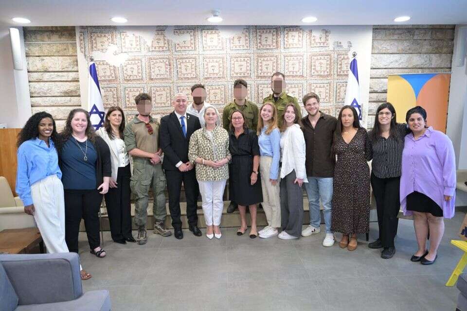 מיכל הרצוג בחלוקת מלגות לחיילים , ישראל וייל עבור הסוכנות היהודית