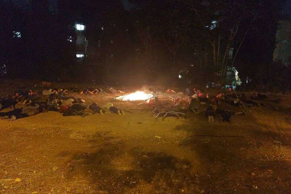 חוגגים מתגוננים בזמן אזעקות בל"ג בעומר , 27א'