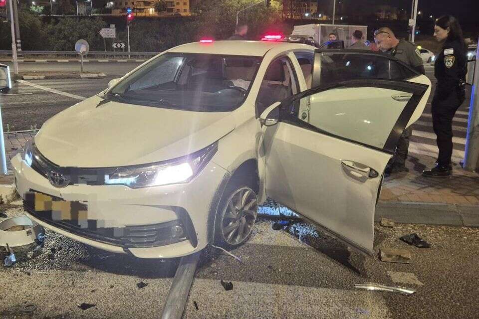 
הרכב הגנוב לאחר ההתנגשות ברמזור בצומת שילת. חלק מהגלגלים נותקו במהלך המרדף , דוברות המשטרה