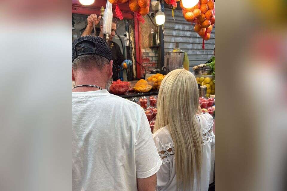 סתיו קצין ושי שצברג בשוק מחנה יהודה , השם שמור במערכת ForReal