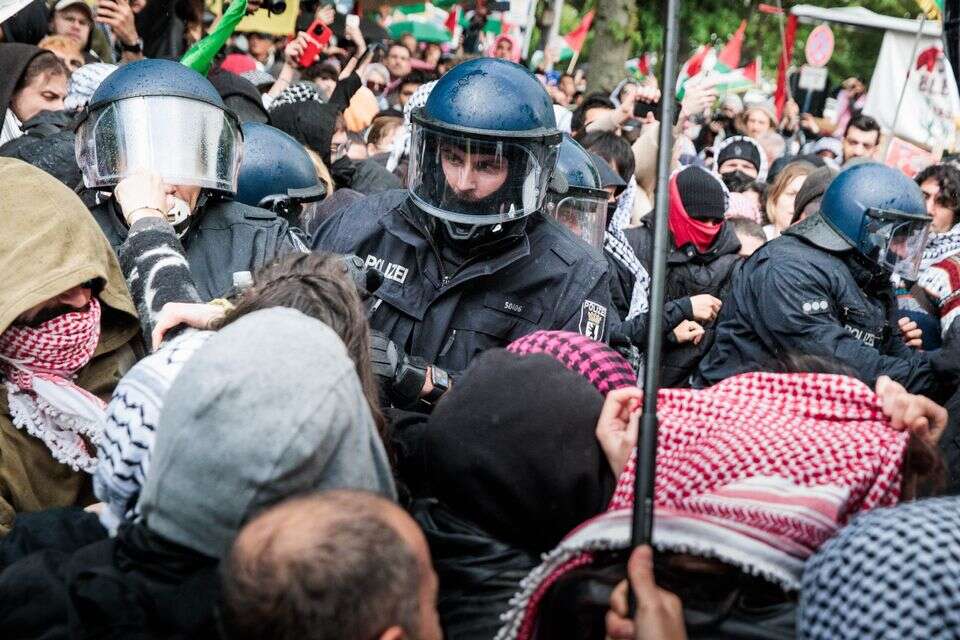 שוטרים מול מתפרעים בהפגנה בברלין , Getty Images