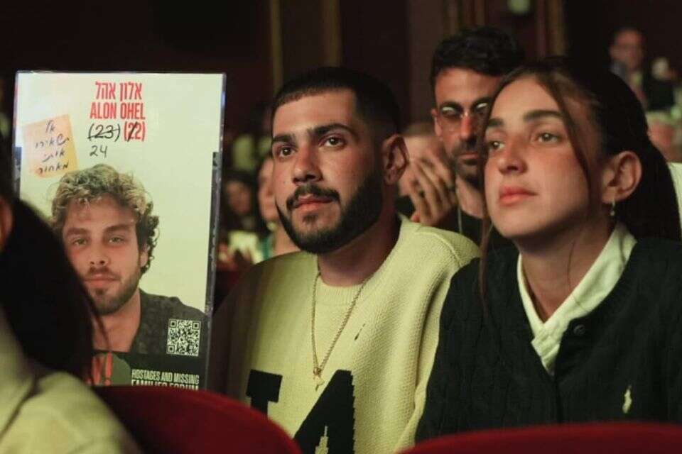 אלי-ה כהן ובת זוגו זיו עבוד עם שלט של חברם אלון אהל המוחזק בשבי , מתוך פייסבוק