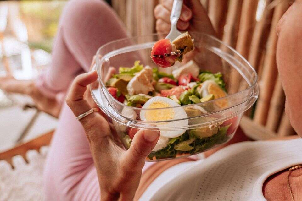 אישה תזונה חלבון בריאות אוכל סלט , Getty Images