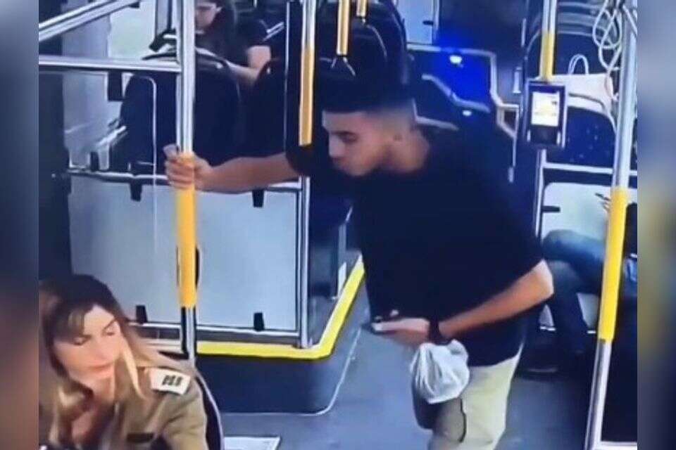 הצעיר יורק על הקצינה באוטובוס , מצלמות אבטחה