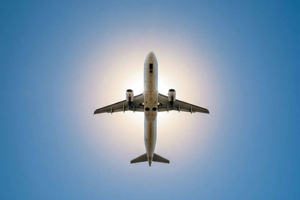 לייזר עלול לגרום לעיוורון הטייסים. אילוסטרציה , נוצר באמצעות ג'מיני AI