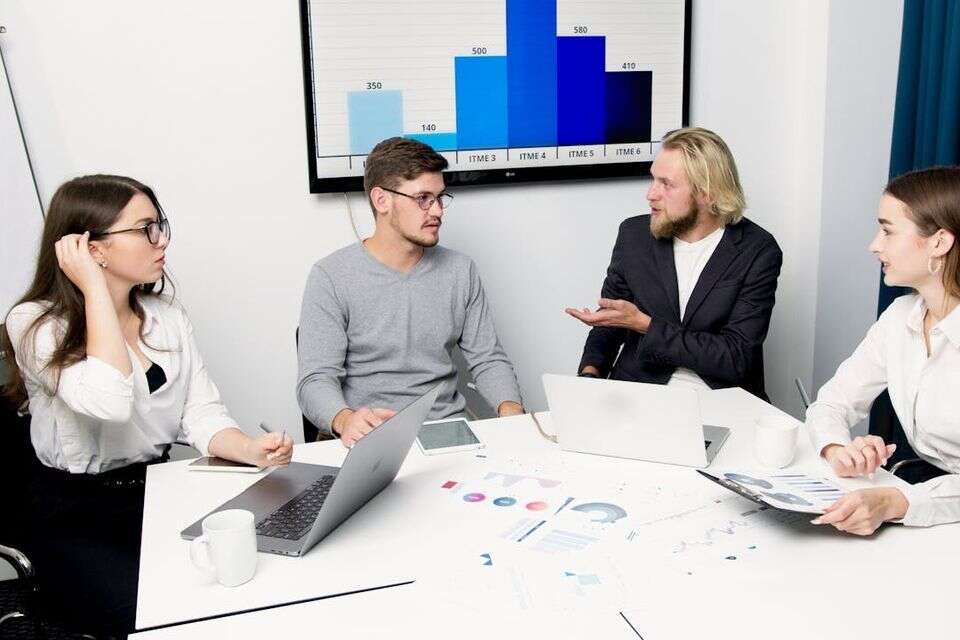 לפעמים ישיבה יכולה להסתיים חצי שעה קודם, אם רק היו נותנים לכולם לסיים את המשפטים שלהם , pexels-artempodrez