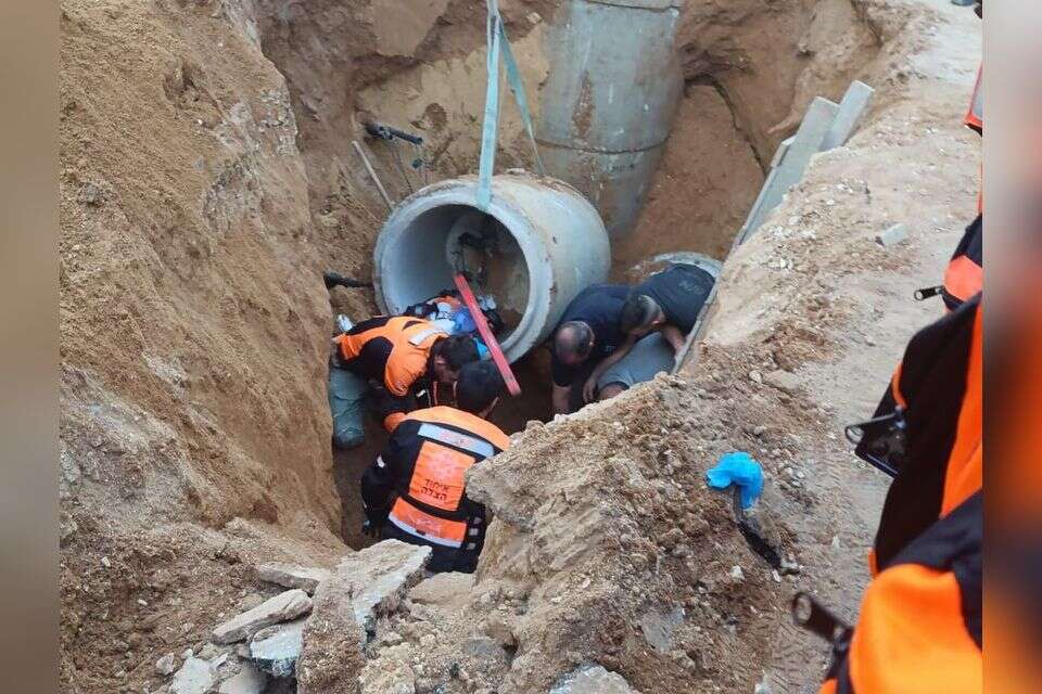 מבנה קרס באתר בנייה ברחוב הלח"י בבני ברק, חולצו שני לכודים , דוברות איחוד והצלה