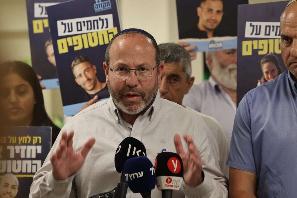 צביקה מור, אביו של איתן מור במהלך הצהרה לתקשורת , אורן בן חקון