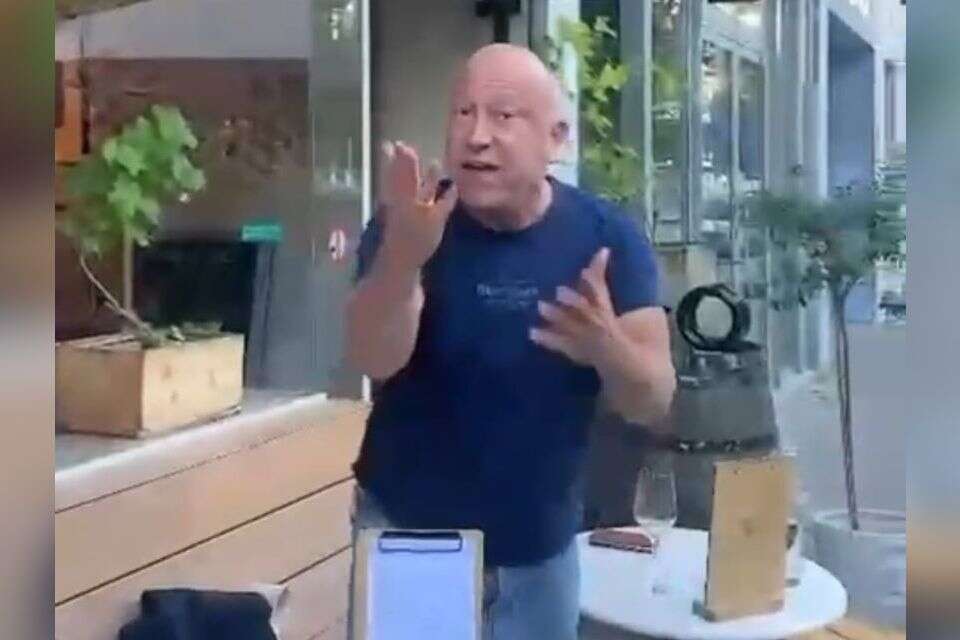 אדם זורק כוס יין לעבר יהודי באנטוורפן , רשתות חברתיות