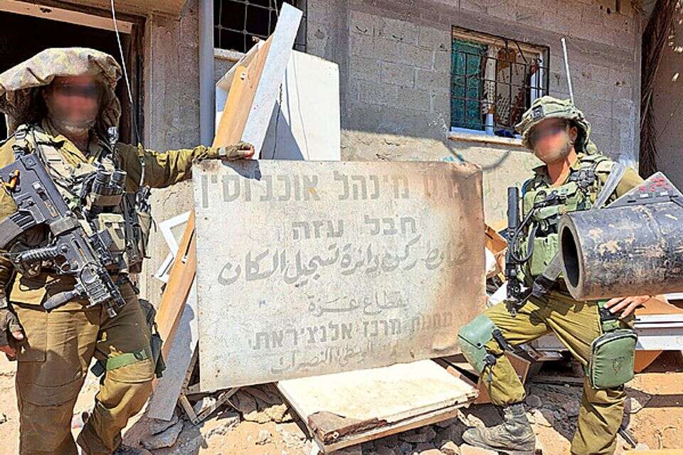ברצועה, עם השלט הישן: "מנהל האוכלוסין" , מרכז גוש קטיף