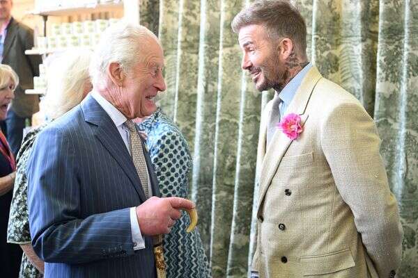 המלך צ'ארלס השלישי ודייוויד בקהאם , Paul Grover/Pool via REUTERS