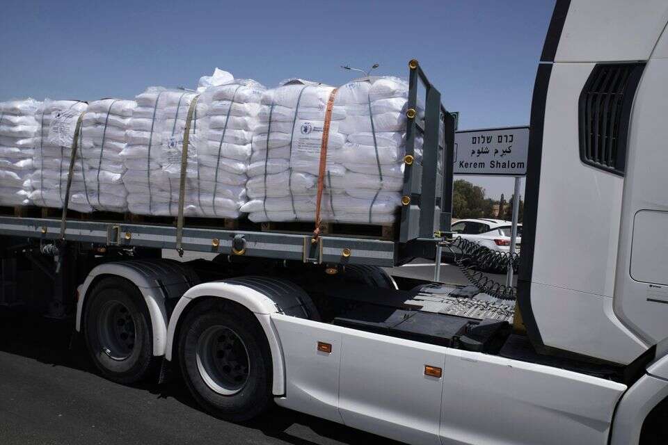 משאית סיוע בדרך לעזה דרך כרם שלום , אי.פי