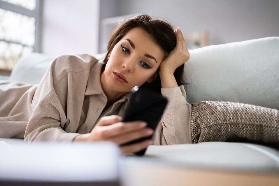 הודעה טקסט קשר זוגיות מערכת יחסים גוסטינג , istockphoto