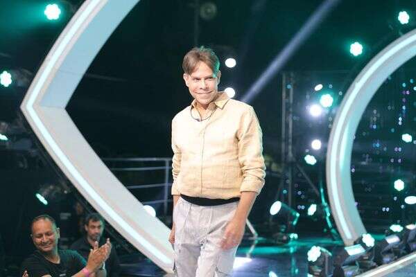 דרור קליר על מדרגות בית "האח הגדול" , מיכה לבוטון