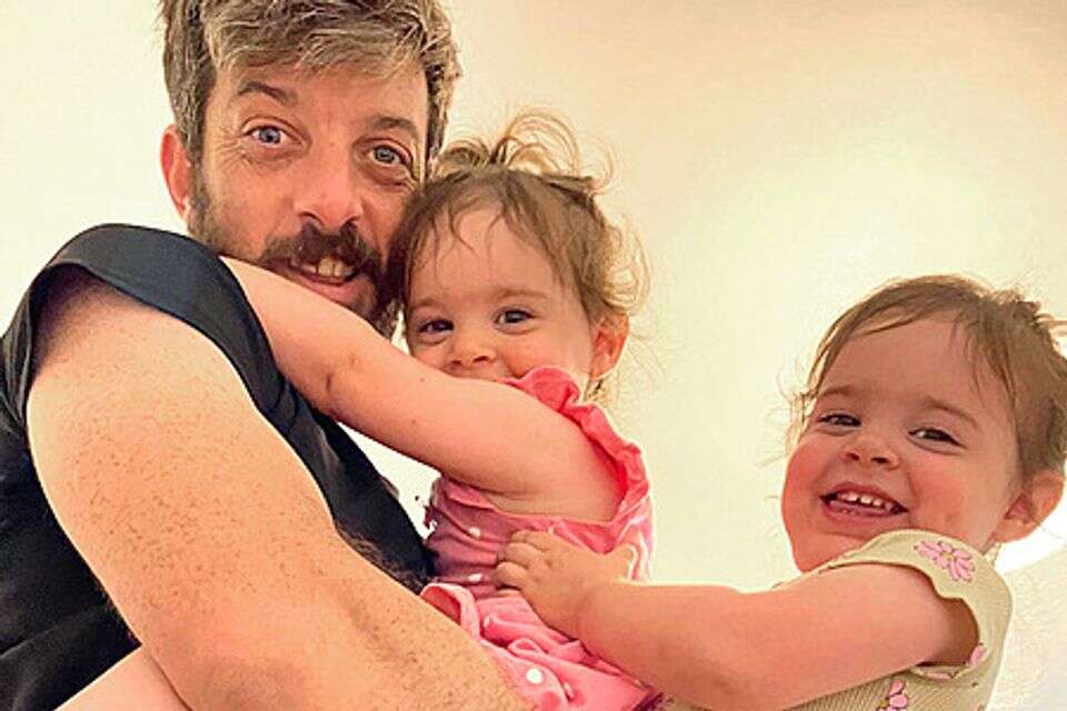 דוד קוניו עם התאומות יולי ואמה , באדיבות המשפחה