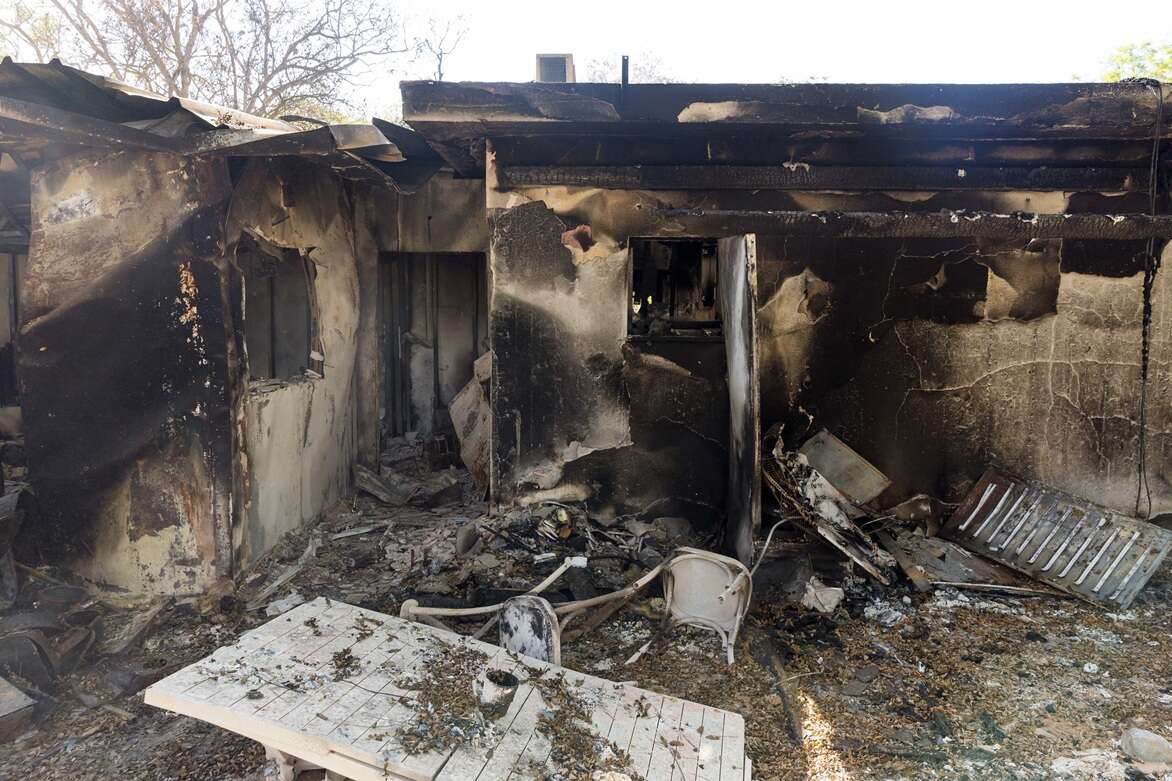  "חיים שלמים עלו באש". הרס בניר עוז ב-7 באוקטובר צילום: לירון מולדובן