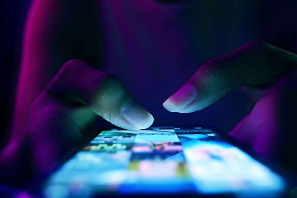 האם הרשתות החברתיות רעילות? מחקר חדש מגלה שאנחנו טועים בגדול