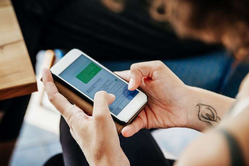 נערה בצ'אט (אילוסטרציה) , GettyImages