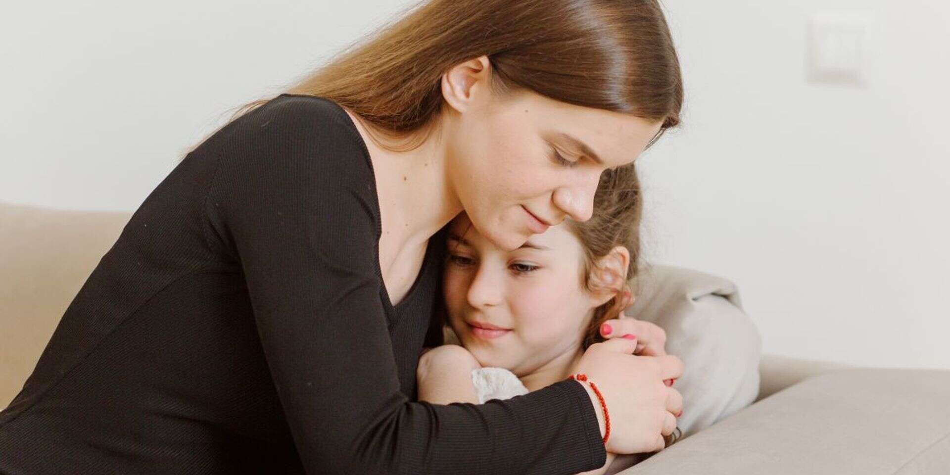 💞 מחבקת את הפחד החוצה, מדברת את האמת פנימה | כשהשתיקה מפחידה יותר מהמציאות, החיבוק והשיחה הם המגן האמיתי , freepik