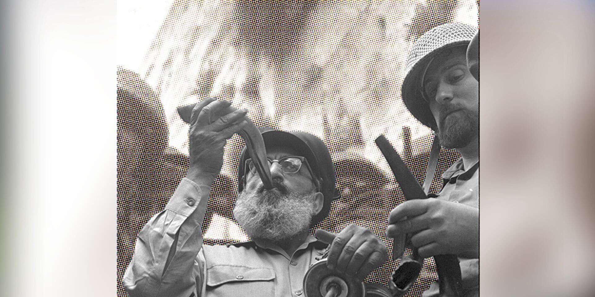 "שופרות ש'החרמתי' לבקשת הרב גורן". מנחם הכהן (מימין) וגורן בתמונה ההיסטורית בכותל
, דוד רובינגר, לע"מ