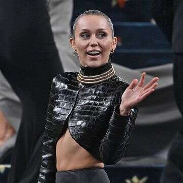 מיילי סיירוס חושפת: קמפיין בעירום לבן