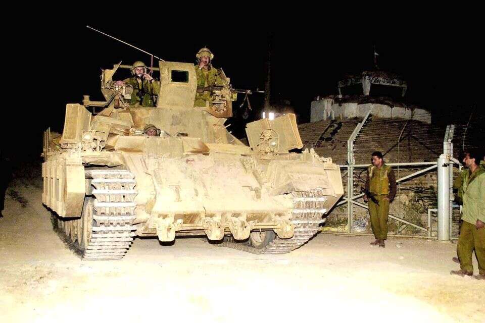 כוח צה"ל בגבול לבנון בימים שלפני הנסיגה, מאי 2000 , רוני שיצר