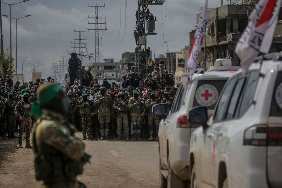 מחבלי חמאס ליד אמבולנסים של הצלב האדום ברצועה , אי.פי.אי