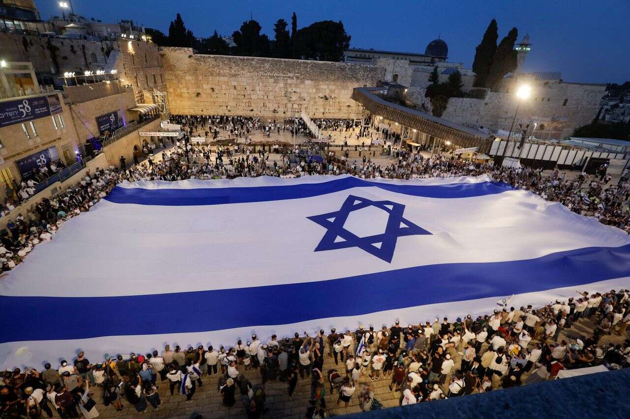 Which city leads in entertainment - and where do you like hummus the most? Independence 78 in numbers